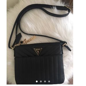 N W/O T Guess Black Shoulder Strap Purse